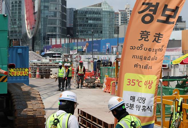 ‘시간당 15분’ 휴게시간, 지켜지고 있나요? 폭염경보가 발효된 8일 서울 강남구 한 공사현장에 ‘체감온도 경보’ 안내문이 설치돼 있다. 공사장 관계자는 노동자들이 45분 작업, 15분 휴식을 하고 있다고 밝혔다. 연합뉴스