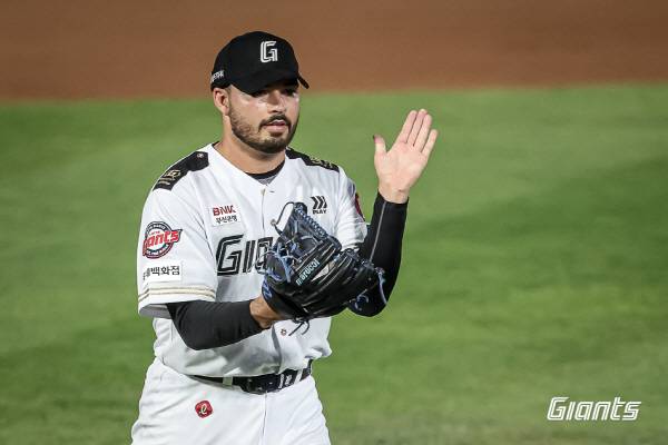 롯데 자이언츠 새 외국인 투수 알렉 감보아가 2025년 6월 월간 MVP에 선정됐다. 사진은 경기 중 호수비에 박수를 보내는 모습. 롯데 자이언츠 제공