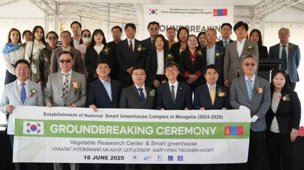 지난달 몽골 울란바토르에서 열린 ‘몽골 스마트농업단지 육성 및 온실 채소 보급 사업’ 착공식에서 참석자들이 기념 촬영을 하고 있다. 한국농어촌공사 제공