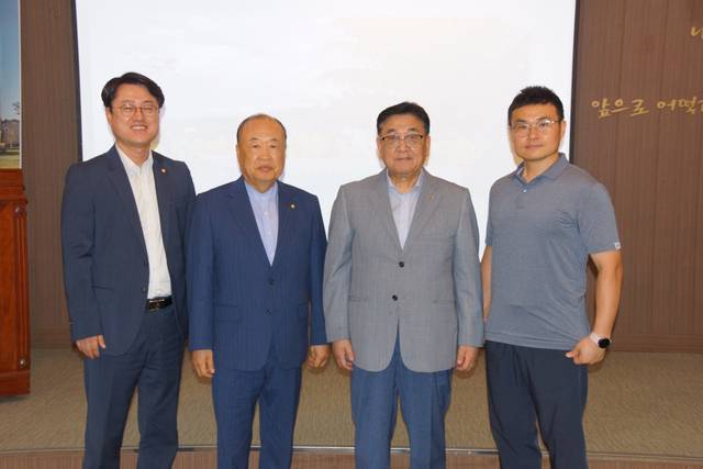 경남 밀양 가나안농군학교 관계자들이 최근 기념촬영을 하고 있다. 김태영 글로벌비저너리스쿨 설립 준비위원장, 이현희 설립자, 김성우 이사장, 김경철 부교장(왼쪽부터).