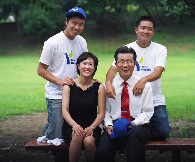 김향숙 대표가 2004년 서울 서초구 양재시민의숲에서 찍은 가족사진. 왼쪽 윗줄부터 시계방향으로 첫째 예찬, 둘째 예준, 송길원 대표, 김 대표. 김 대표 제공