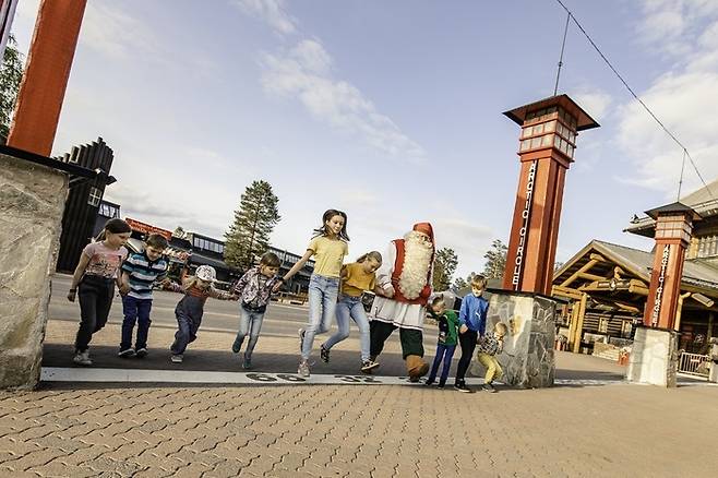 북극권 선을 넘는 방문객들. /사진= Visit Rovaniemi