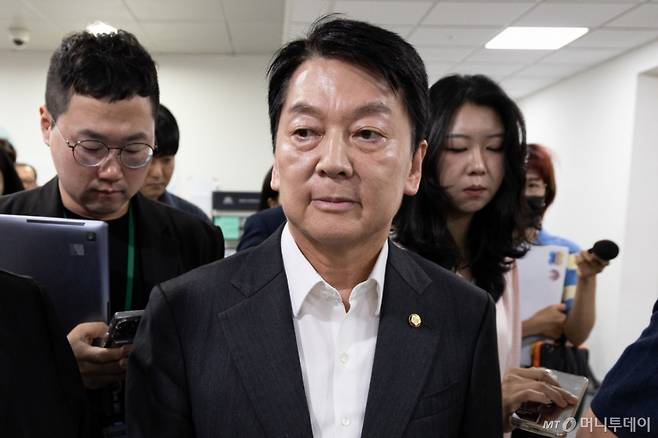 (서울=뉴스1) 유승관 기자 = 안철수 국민의힘 혁신위원장이 7일 서울 여의도 국회 소통관에서 기자회견을 열고 혁신위원장 사퇴 및 전당대회 출마를 밝힌 후 기자회견장을 나서고 있다. 2025.7.7/뉴스1 Copyright (C) 뉴스1. All rights reserved. 무단 전재 및 재배포, AI학습 이용 금지. /사진=(서울=뉴스1) 유승관 기자