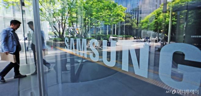 서울 서초구 삼성전자 서초사옥으로 직원이 들어가고 있다. /사진=뉴스1