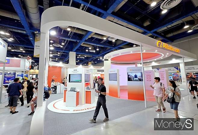 글로벌 B2B 전자상거래 플랫폼 알리바바닷컴과의 거래로 국내 중소기업들이 긍정적인 변화를 경험하고 있다. 해외 소싱 다각화, 리스크 관리, 매출 증대 등이다. '2025 한국 수입 박람회' 중국관에 참가한 알리바바닷컴 부스. /사진=황정원 기자