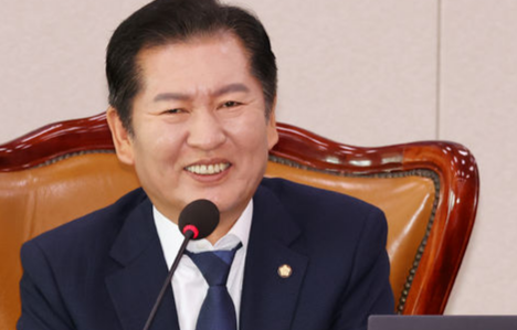 서울 여의도 국회에서 열린 법제사법위원회 전체회의에서 정청래 위원장이 발언하며 미소짓고 있다. 뉴시스