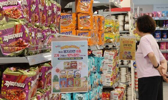 정부와 식품·유통업계가 먹거리 물가 부담을 낮추기 위해 대규모 할인행사를 진행하기로 했다. 7일 서울 한 대형마트 라면 판매대에 가격 할인 안내문이 붙어 있다. 연합뉴스