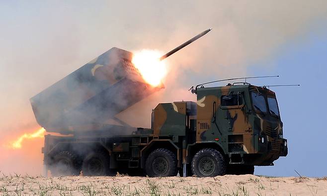 육군의 포병 실사격훈련에 참가한 천무 다연장로켓이 가상 표적을 향해 로켓탄을 발사하고 있다. 세계일보 자료사진