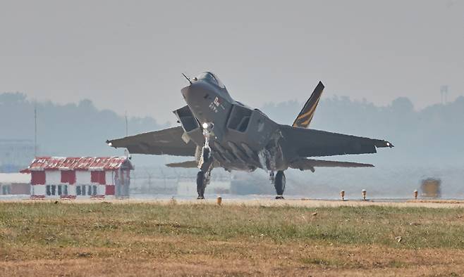 한국형 전투기 KF-21 시제기가 시험비행을 위해 활주로에서 이륙하고 있다. 세계일보 자료사진
