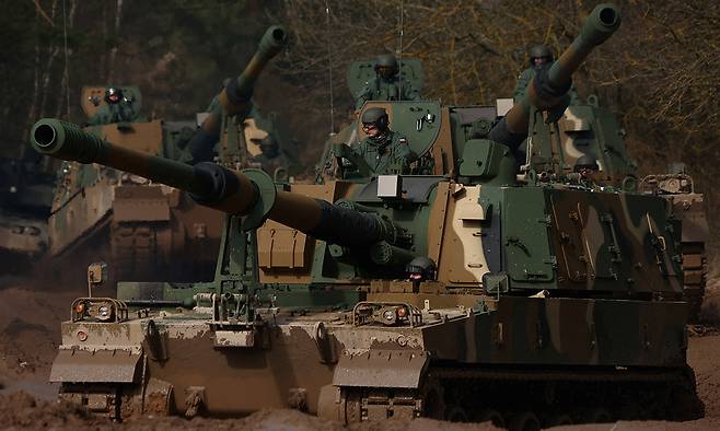 폴란드군 장병들이 야외 기동훈련장에서 한국산 K-9 자주포를 조종하며 이동하고 있다. 세계일보 자료사진