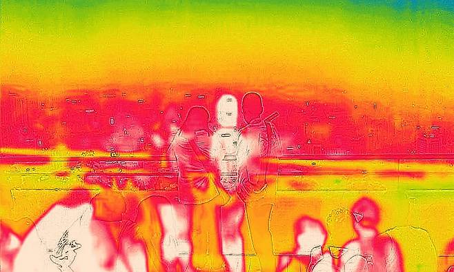 서울 지역에 2025년 첫 폭염경보가 발효된 지난 7일 20시 경 서울 남산에서 열화상 카메라 모듈로 촬영한 도심의 모습. 온도가 높은 곳은 붉게, 낮은 곳은 푸르게 표시되어 있다. 연합뉴스