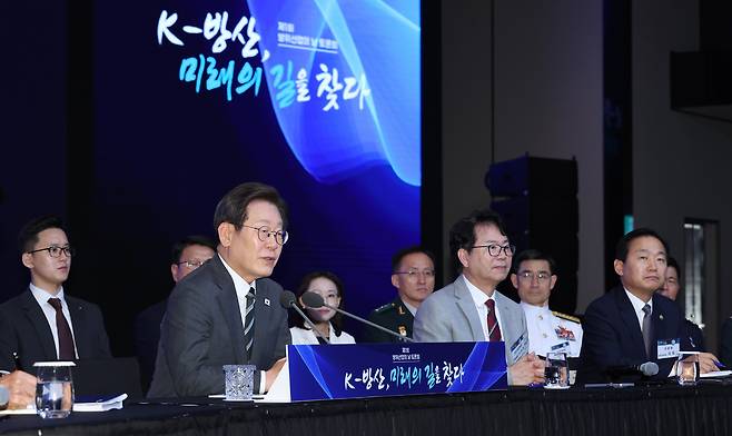 “내수 성장 방산, 이젠 글로벌 수출” 이재명 대통령이 8일 서울 용산구 한 호텔에서 열린 ‘제1회 방위산업의 날 토론회’에서 모두발언을 하고 있다.대통령실사진기자단