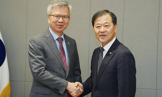 김택우 대한의사협회 회장이 8일 서울 용산구 대한의사협회에서 이형훈 보건복지부 제2차관과 기념 촬영을 하고 있다. 대한의사협회 제공