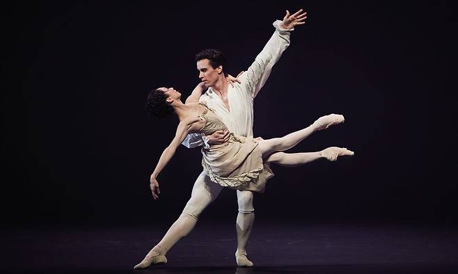 지난 5일 서울 마곡동 LG아트센터 무대에서 로열발레의 아카네 다카다(왼쪽), 캘빈 리처드슨이 ‘마농’ 1막 파드되를 펼치는 모습. LG아트센터 제공