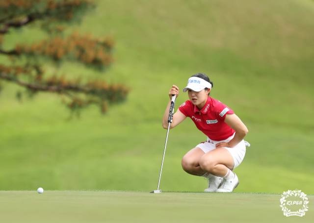 그린을 읽고 있는 고지우. 사진 제공=KLPGA