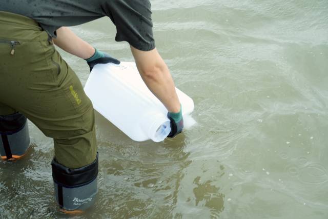원자력안전위원회는 4일 최근 제기되는 북한 평산 우라늄 정련공장 폐수 문제와 관련해 시료 채취를 위해 한국원자력안전기술원(KINS) 전문가들을 강화도 현장에 파견했다고 밝혔다. 이날 시료 채취는 6개 지점에서 이뤄졌으며, 시료는 KINS 분석실로 옮겨져 세슘 및 우라늄과 중금속 오염 여부에 대한 정밀 조사가 이뤄질 예정이다. 연합뉴스