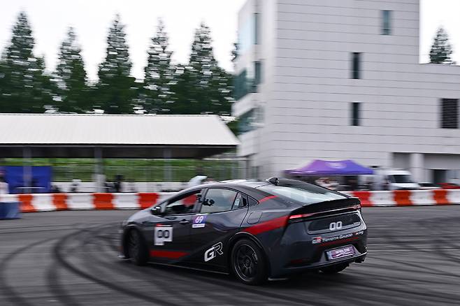 연이은 조향과 공격적인 주행에도 능숙한 반응을 보여준 프리우스 PHEV. 사진: 김학수 기자