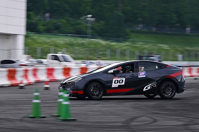 이날 윤여환이 스티어링 휠을 쥔 프리우스 PHEV는 '전륜구동' 부분 최고 수준의 기록을 과시했다.