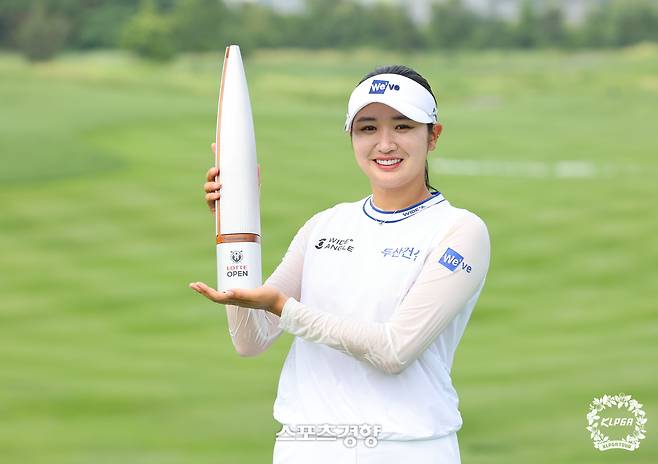 박혜준이 KLPGA투어 첫 우승을 발판으로 세계 103위에 올랐다. 지난 6일 롯데 오픈에서 우승한 뒤 트로피를 들고 기념촬영 하는 박혜준. |KLPGA 제공