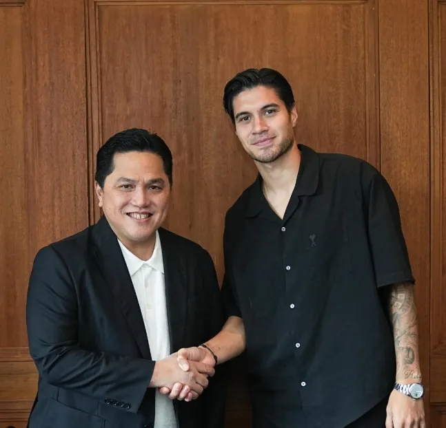 케빈 딕스가 지난해 인도네시아로 귀화한 뒤 에릭 토히르 축구협회장과 악수하고 있다. 인니축구협회 SNS