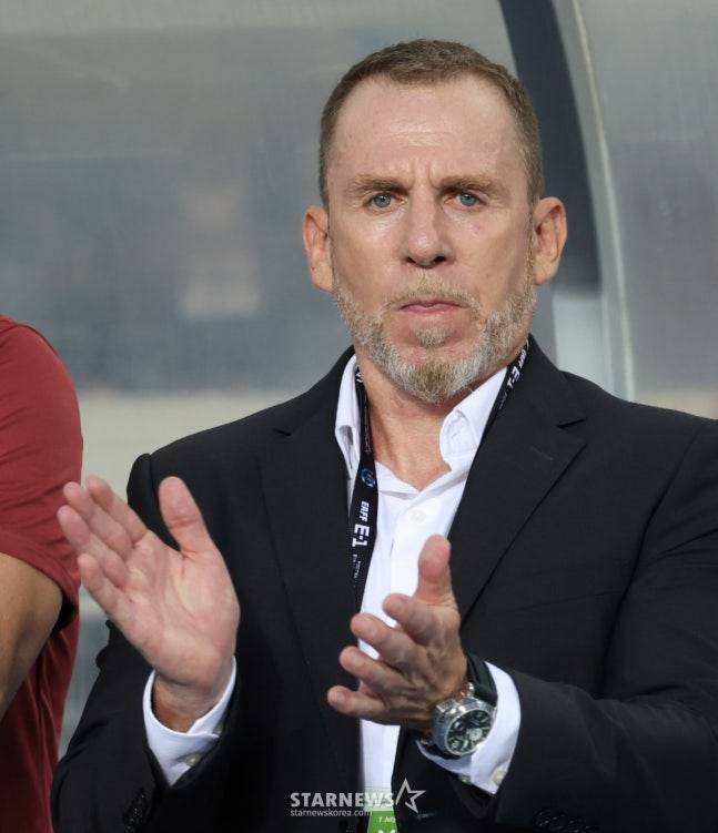 중국 데얀 주르예비치 감독이 선수들을 독려하고 있다. /사진=김진경 대기자