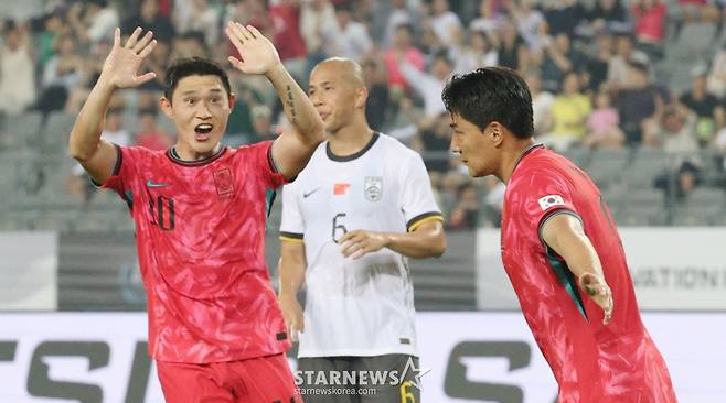 2025 동아시아축구연맹(EAFF) E-1 풋볼 챔피언십(동아시안컵) 한국-중국전이 7일 경기도 용인미르스타디움에서 열렸다. 대한민국 주민규가 헤더슛으로 두 번째 골을 터뜨린 후 이동경과 기뻐하고 있다. /사진=김진경 대기자