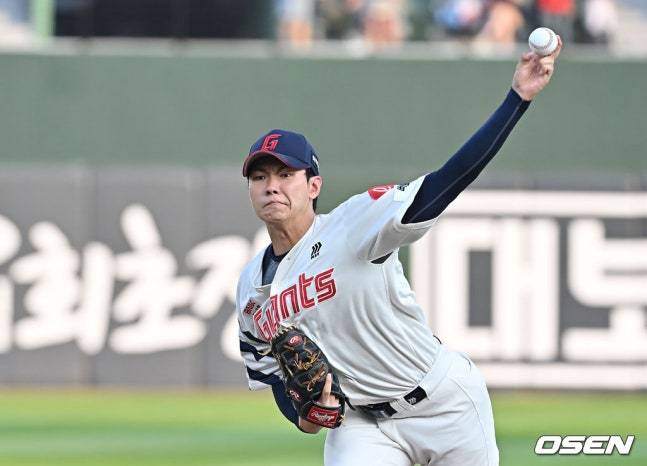 롯데 홍민기가 8일 사직 두산전에서 역투하고 있다.