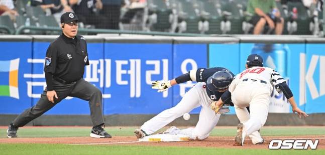 두산 오명진(가운데)이 8일 사직 롯데전에서 2회초 1타점 3루타를 치고 3루에 들어가고 있다.