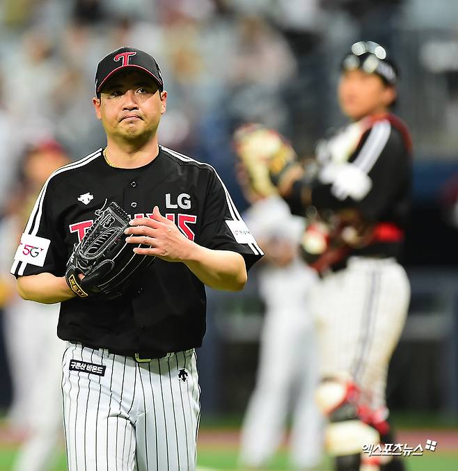 8일 오후 서울 구로구 고척스카이돔에서 열린 '2019 신한은행 MY CAR KBO리그' LG 트윈스와 키움 히어로즈의 경기, 4회말 2사 1루 LG 선발투수 장원삼이 마운드를 내려오고 있다. 엑스포츠뉴스 DB