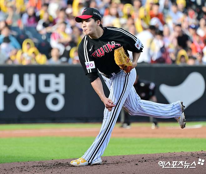 지난 6월 14일 오후 대전 한화생명 볼파크에서 열린 '2025 신한 SOL Bank KBO리그' LG 트윈스와 한화 이글스의 경기, 1회말 LG 선발투수 임찬규가 공을 힘차게 던지고 있다. 엑스포츠뉴스 DB