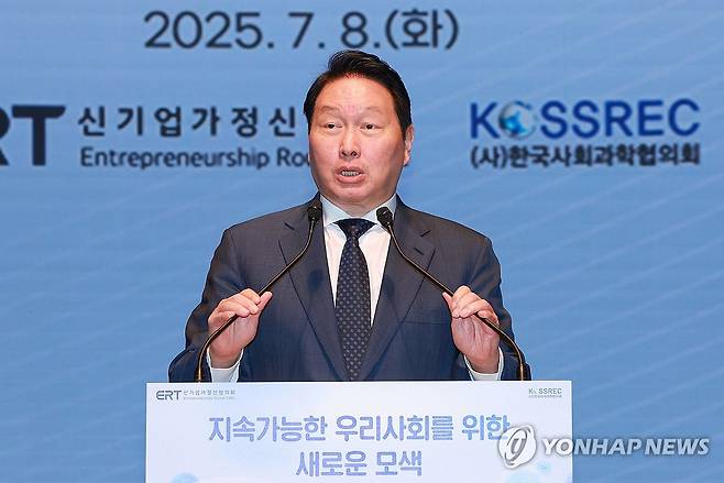 인사말하는 최태원 대한상의 회장 (서울=연합뉴스) 신현우 기자 = 최태원 대한상공회의소 회장이 8일 서울 중구 대한상의에서 열린 '지속가능한 우리 사회를 위한 새로운 모색'을 주제로 한 토론회에 참석해 인사말하고 있다. 2025.7.8 nowwego@yna.co.kr