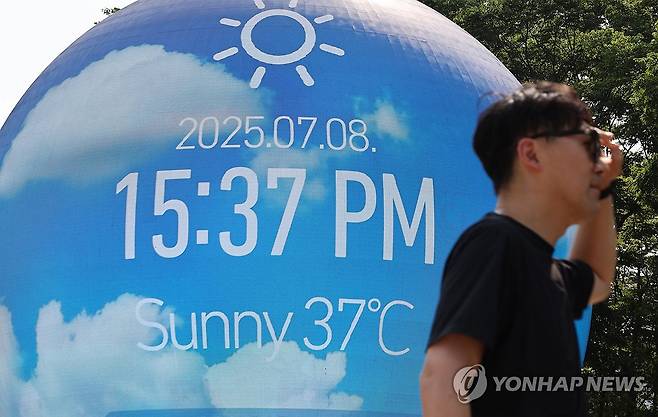 서울은 37도 (서울=연합뉴스) 이진욱 기자 = 폭염 경보가 발효 중인 8일 서울 송파구 한 조형물에 현재 온도가 표시돼 있다. 2025.7.8 cityboy@yna.co.kr