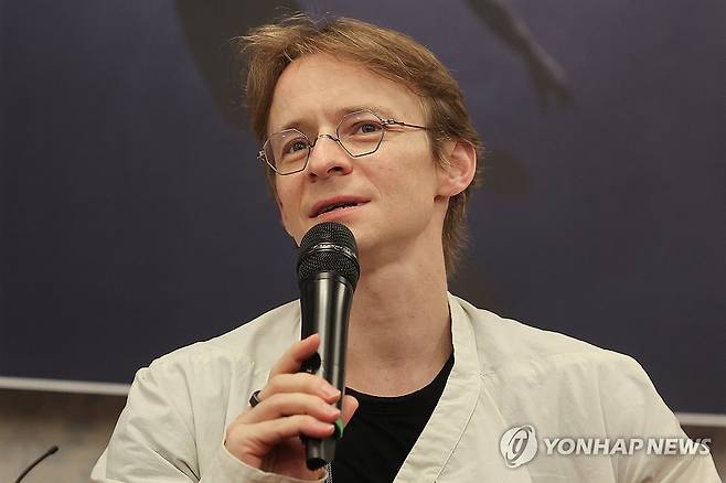 국내 첫 전막공연 앞둔 다닐 심킨 (서울=연합뉴스) 류효림 기자 = 발레리노 다닐 심킨이 8일 서울 광진구 유니버설아트센터에서 열린 2025 예술의전당&유니버설발레단 '백조의 호수' 기자간담회에서 인사말을 하고 있다. 2025.7.8 ryousanta@yna.co.kr