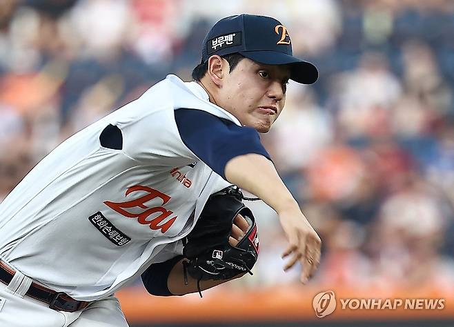 한화 선발 문동주 (대전=연합뉴스) 김성민 기자 = 8일 대전 한화생명볼파크에서 열린 2025 신한 SOL 뱅크 KBO리그 KIA 타이거즈와 한화 이글스의 경기. 1회초 한화 선발 문동주가 역투하고 있다. 2025.7.8 ksm7976@yna.co.kr