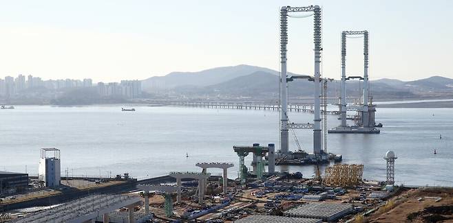 ▲ 2025년 12월 준공 예정으로 청라와 영종 국제도시를 잇는 제3연륙교 공사가 한창이다. /인천일보DB