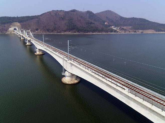 전남의 오랜 숙원사업인 보성~목포 간 철도가 '졸속 개통' 논란에 휩싸였다. 사진은 목포보성선 영산강교. /국가철도공단 제공