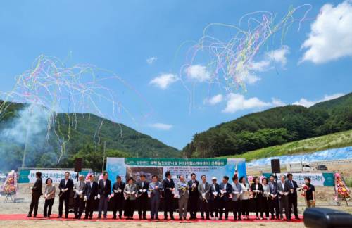 ◇태백노인요양시설(시니어헬스케어타운) 착공식이 9일 태백 사배리골 웰니스 항노화산업특화단지 내 노인요양사업 부지(문곡동 72-3번지 일원)에서 거행됐다. 이날 착공식에는 최철규 강원랜드 대표이사 직무대행 등 강원랜드 관계자, 이상호 태백시장, 고재창 태백시의장 등 시의원, 배상훈 태백시현안대책위원장, 황상덕 석탄산업전사추모 및 성역화추진위원회 위원장, 이진수 대한노인회 태백시지회장, 함억철 태백-강원랜드상생협의회 위원장, 최인강 전국 광산실직근로자협회 위원장 등 200여명이 참석했다.