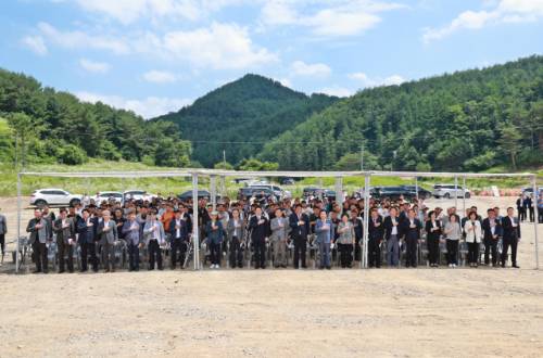 ◇태백노인요양시설(시니어헬스케어타운) 착공식이 9일 태백 사배리골 웰니스 항노화산업특화단지 내 노인요양사업 부지(문곡동 72-3번지 일원)에서 거행됐다. 이날 착공식에는 최철규 강원랜드 대표이사 직무대행 등 강원랜드 관계자, 이상호 태백시장, 고재창 태백시의장 등 시의원, 배상훈 태백시현안대책위원장, 황상덕 석탄산업전사추모 및 성역화추진위원회 위원장, 이진수 대한노인회 태백시지회장, 함억철 태백-강원랜드상생협의회 위원장, 최인강 전국 광산실직근로자협회 위원장 등 200여명이 참석했다. 태백=전명록기자