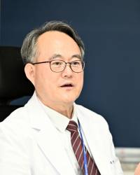 ◇주영수 강원대병원 교수(전 국립중앙의료원장)가 3일 원내 본관에서 취재진을 만나 인터뷰하고 있다. 신세희기자