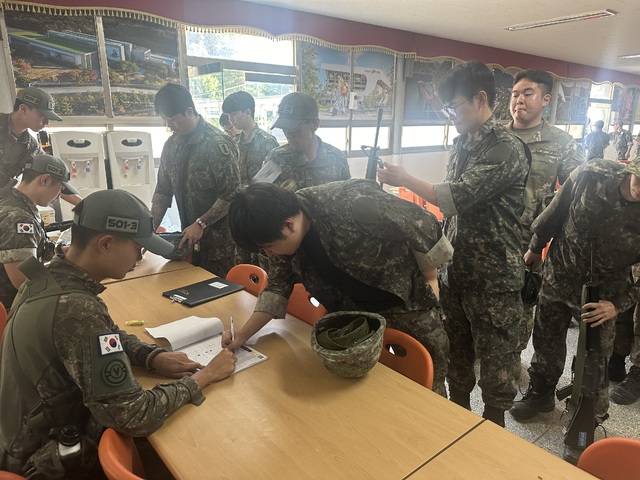 지난 7일 대구제3예비군훈련장으로 입영한 예비군 장병들이 훈련에 사용될 총기를 부여받고 있다. 50사단 제공