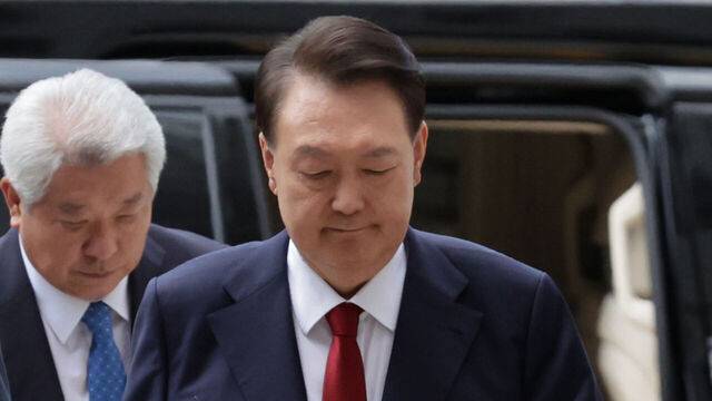 윤석열 전 대통령이 9일 서울 서초구 중앙지법에서 열린 영장실질심사에 출석하기 위해 법정으로 향하고 있다. 연합뉴스