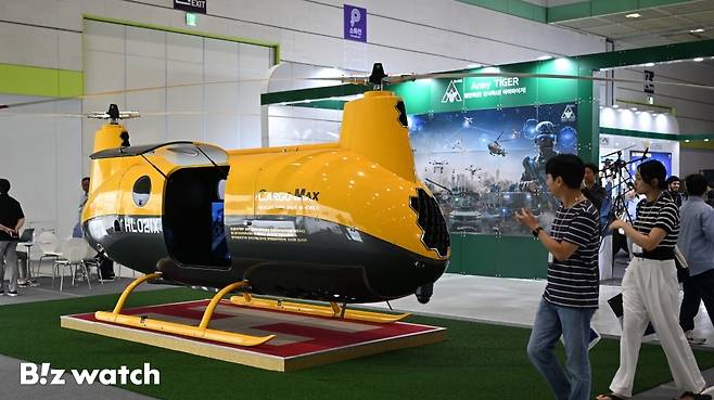 9일 서울 삼성동 코엑스에서 열린 '2025년 무인이동체 산업엑스포'(UWC 2025)에 참석한 관람객들이 항공무인체 신기술을 관람하고 있다./사진=이명근 기자 qwe123@