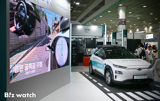 9일 서울 삼성동 코엑스에서 열린 '2025년 무인이동체 산업엑스포'(UWC 2025)에 참석한 관람객들이 자율주행 무인체 신기술을 관람하고 있다./사진=이명근 기자 qwe123@