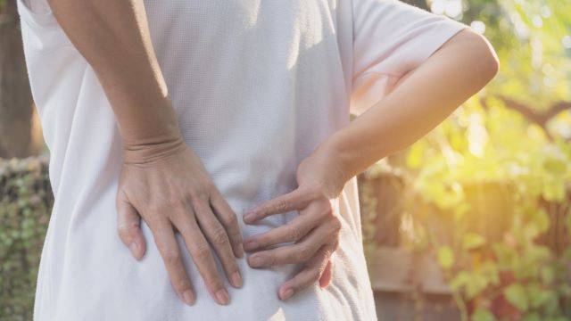 척추협착증은 불안정한 척추로 인해 황색인대가 두꺼워지며 신경을 누르는 병이다 | 출처: 클립아트코리아