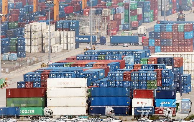 도널드 트럼프 미국 대통령이 8월 1일부터 한국에 25%의 상호관세를 부과하겠다고 7일(현지시간) 밝혔다. 지난 4월 2일 발표 때와 같은 관세율을 유지, 한국 입장에서는 관세율이 높아지는 최악의 상황은 피했고 협상 기간도 연장되는 결과를 얻었다. 사진은 8일 경기 평택시 포승읍 평택항에 수출용 컨테이너들이 세워져 있는 모습. 2025.7.8/뉴스1 ⓒ News1 김영운 기자