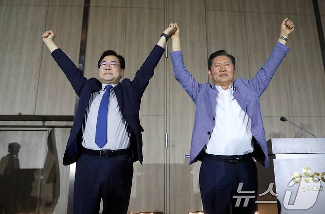 더불어민주당 당권에 도전하는 박찬대·정청래 의원이 29일 오후 충북 청주시 오송읍 오스코에서 열린 '더민주전국혁신회의 전국대회'에 참석해 정견 발표 뒤 만세를 하고 있다. 2025.6.29/뉴스1 ⓒ News1 김용빈 기자