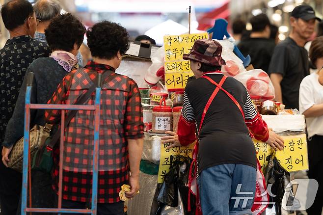 서울시내의 한 전통시장에서 상인이 장사를 준비하고 있다. 2025.7.6/뉴스1 ⓒ News1 이승배 기자