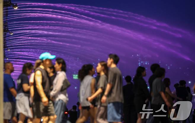 일주일째 열대야가 이어진 6일 오후 서울 반포대교 아래에서 시민들이 무지개 분수를 보며 더위를 식히고 있다. 2025.7.6/뉴스1 ⓒ News1 이동해 기자