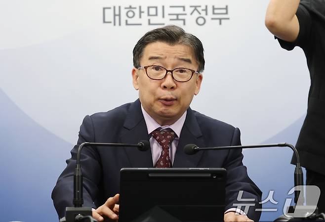 유철환 국민권익위원회 위원장이 27일 서울 종로구 정부서울청사에서 권익위 5월 정례브리핑을 하고 있다. 2025.5.27/뉴스1 ⓒ News1 임세영 기자