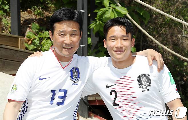 대표팀 측면 수비수 이태석(오른쪽)이 아버지 이을용이 밟았던 월드컵 무대에 도전한다. ⓒ News1 박세연 기자